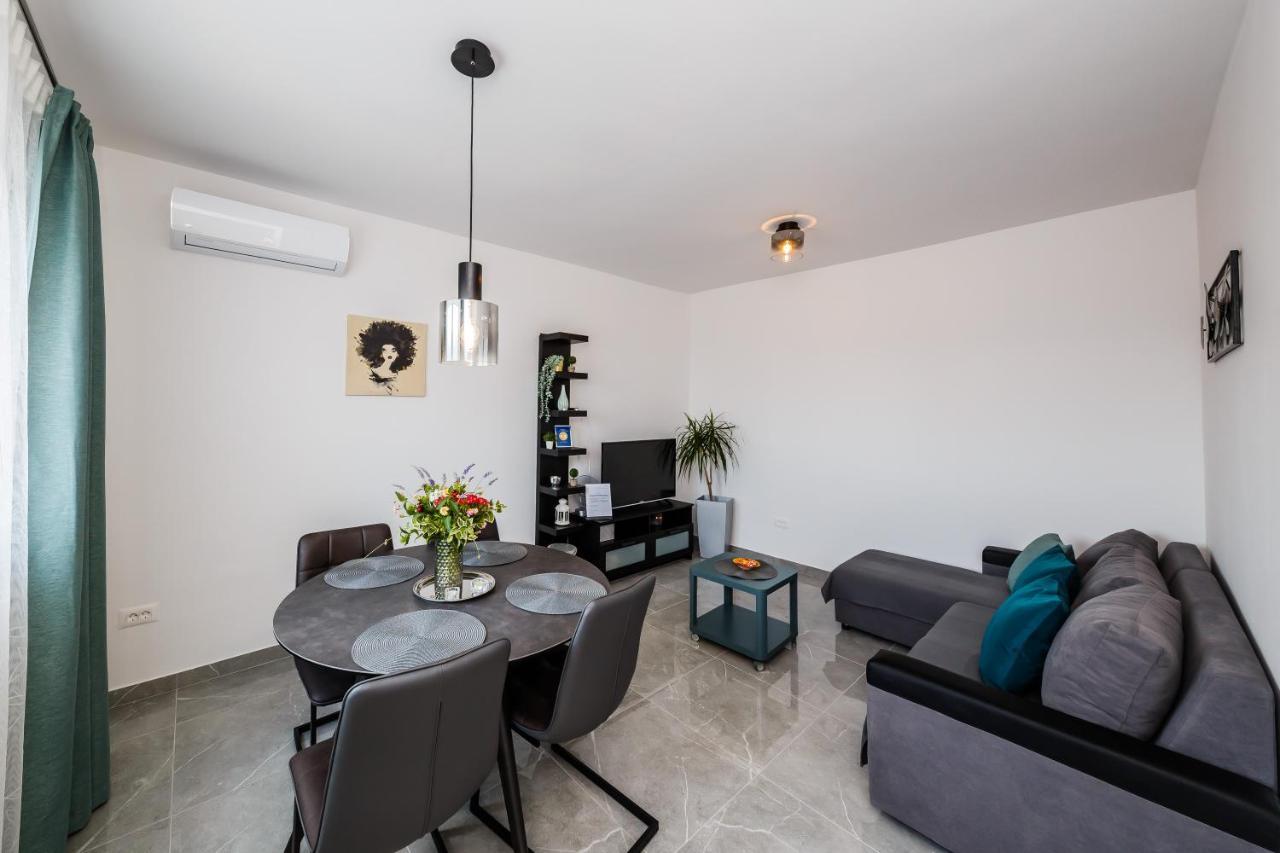 Apartmani Ujakovic Kaštela Εξωτερικό φωτογραφία
